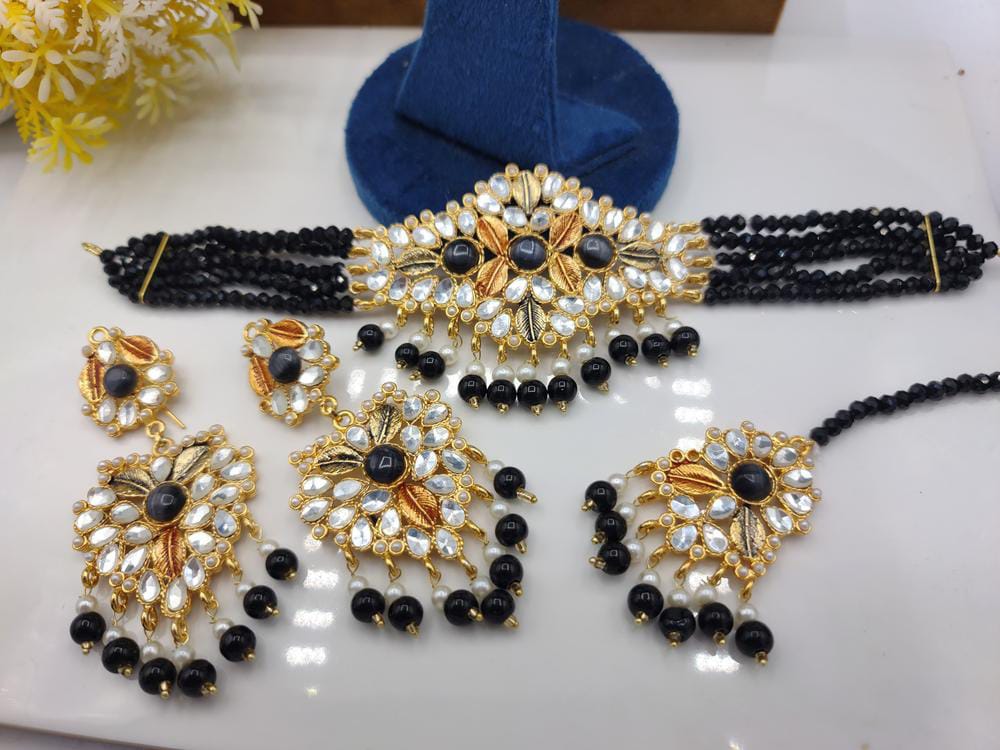 Delicate Choker Necklace