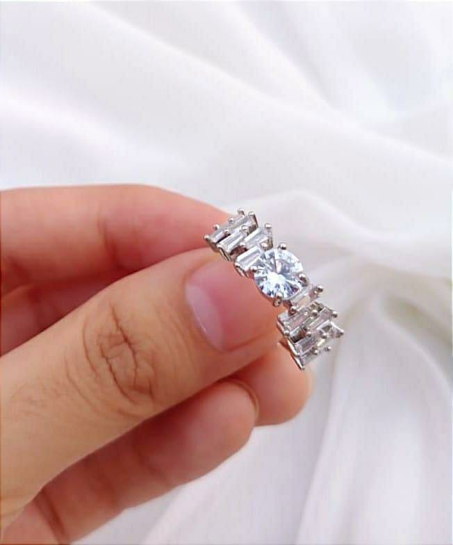 Elegant Silver Plated Crystal Adjustable Ring (Silver)