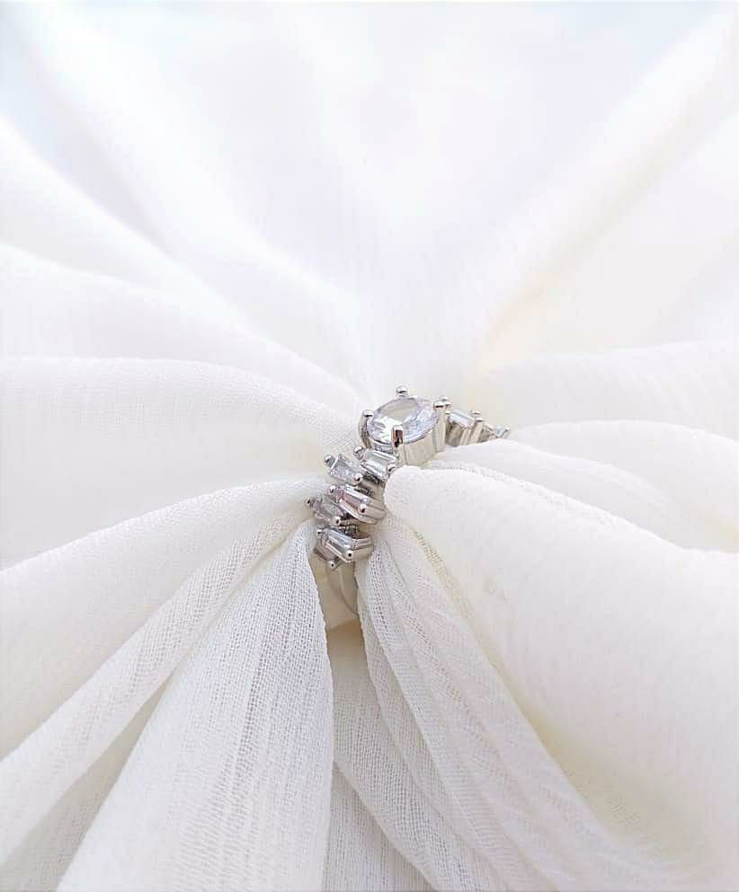 Elegant Silver Plated Crystal Adjustable Ring (Silver)