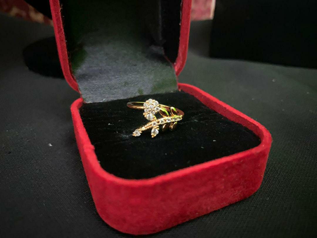 Leaf Design Gold Plated Crystal Charm Ring (Golden)