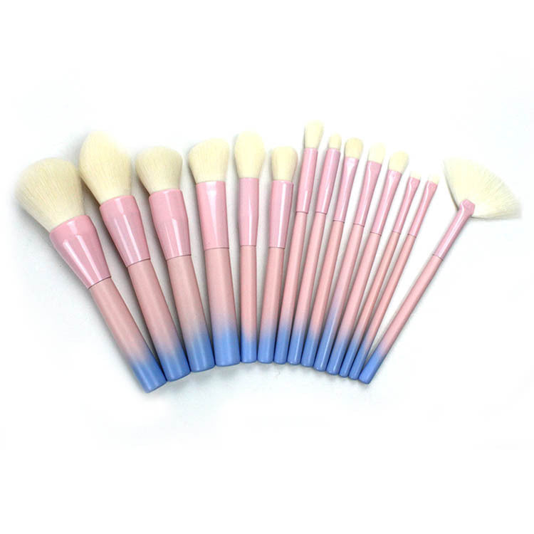 Gradient color makeup brush