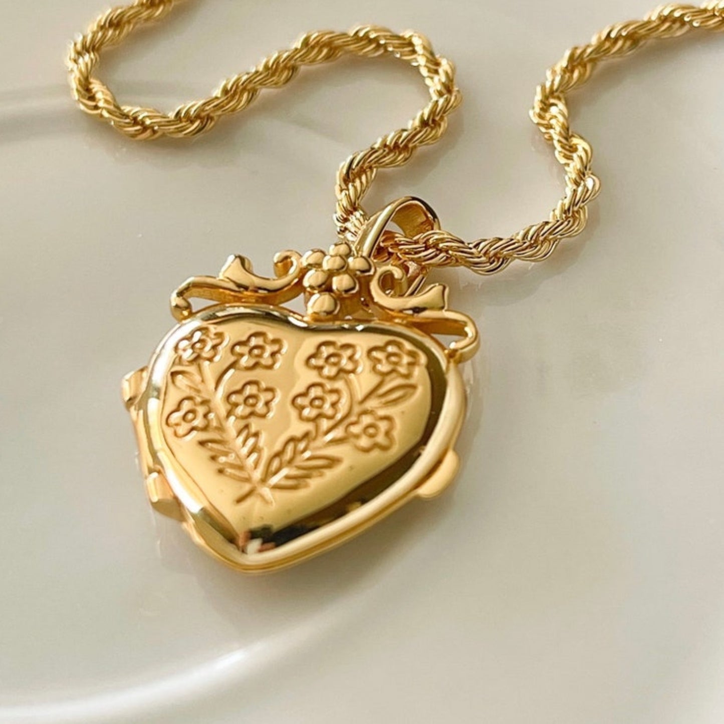Love Heart Flowers Album Pendant Square Closure Necklace Special-interest Design Closure