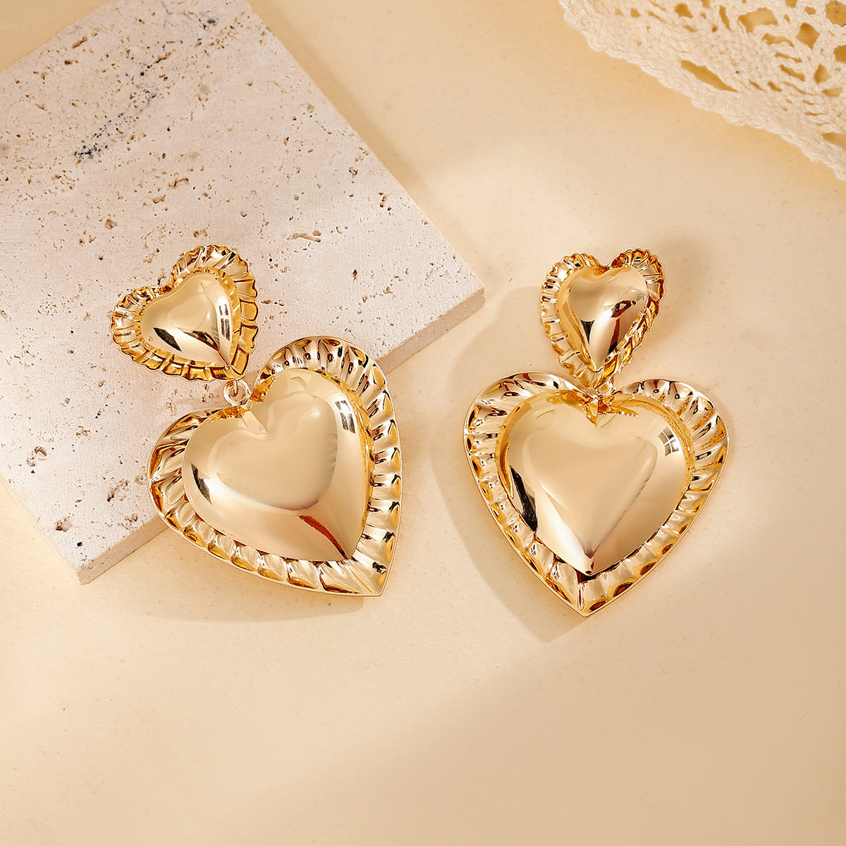 Exaggerating Heart-shapaed Metal Alloy Earrings Niche Texture