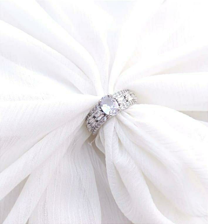 Elegant Silver Plated Crystal Adjustable Ring (Crystal)