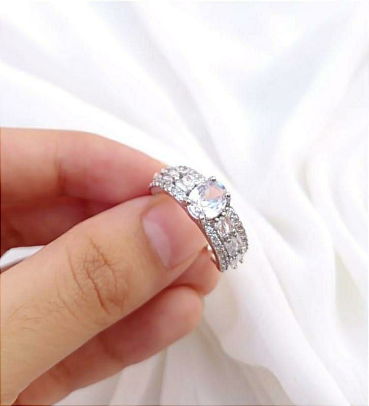 Elegant Silver Plated Crystal Adjustable Ring (Crystal)